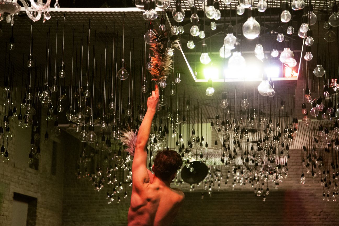 3_Meg_Stuart_Celestial_Sorrow__c__Laura_Van_Severen